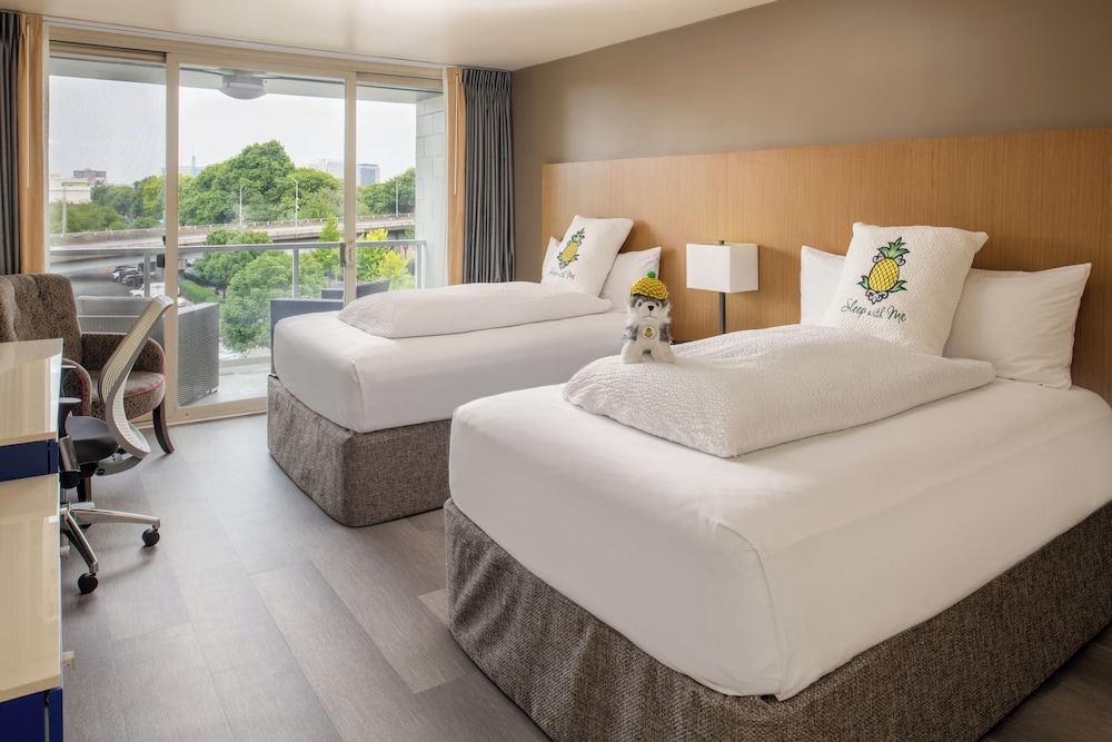 CITYSCAPE, 2 DOUBLE BEDS, BALCONY