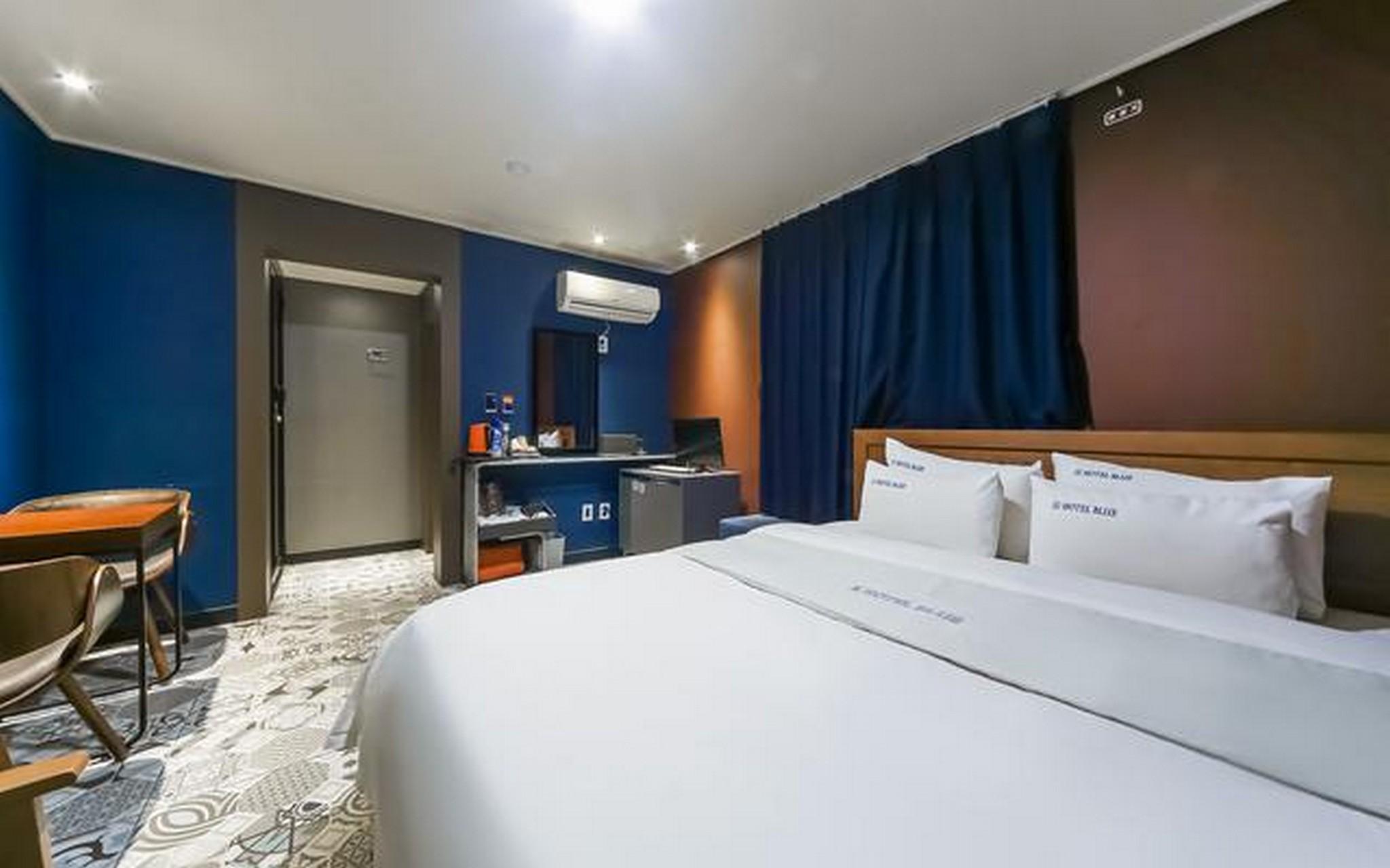 Blue Hotel 13/28