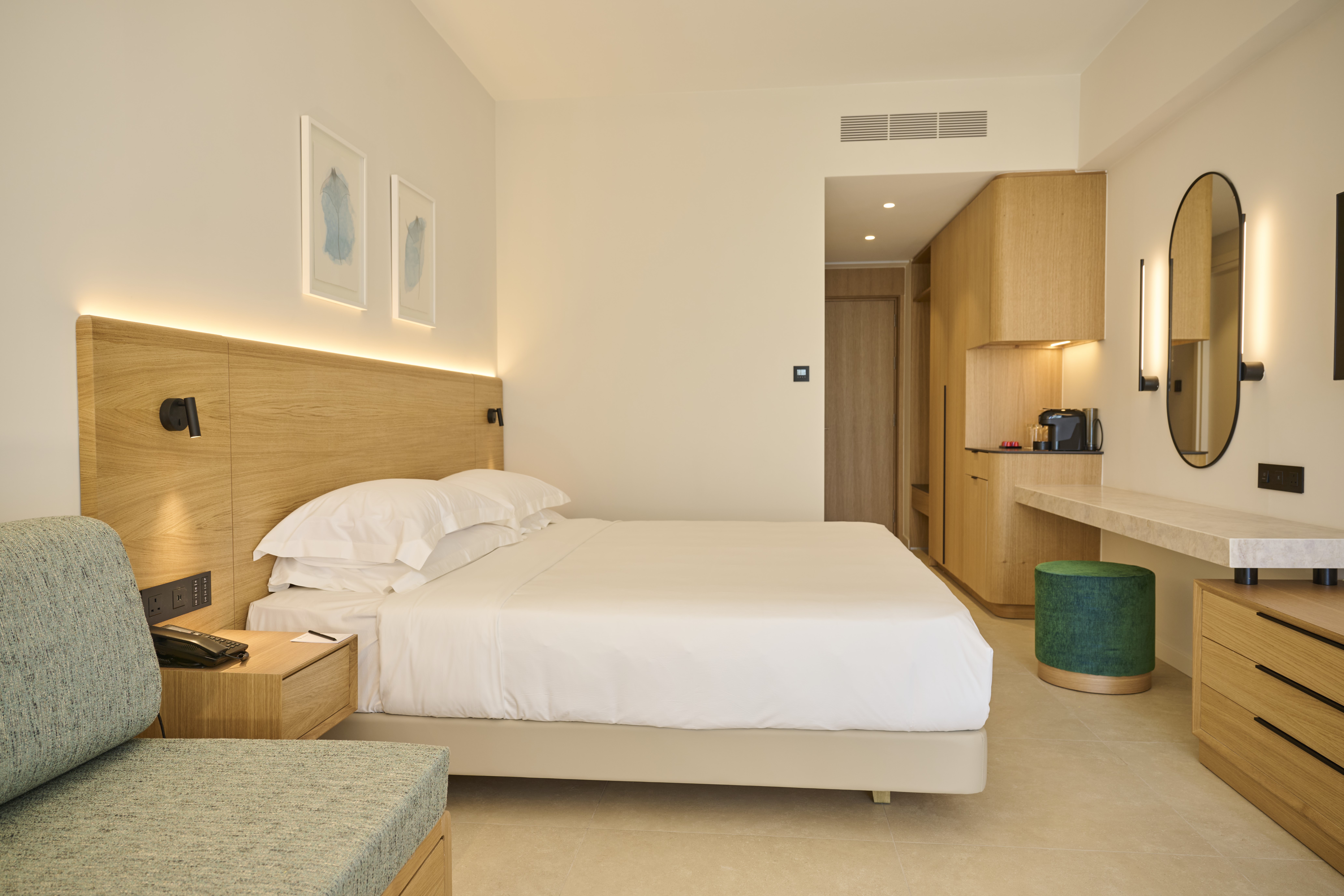 Deluxe room with side sea view and pool view