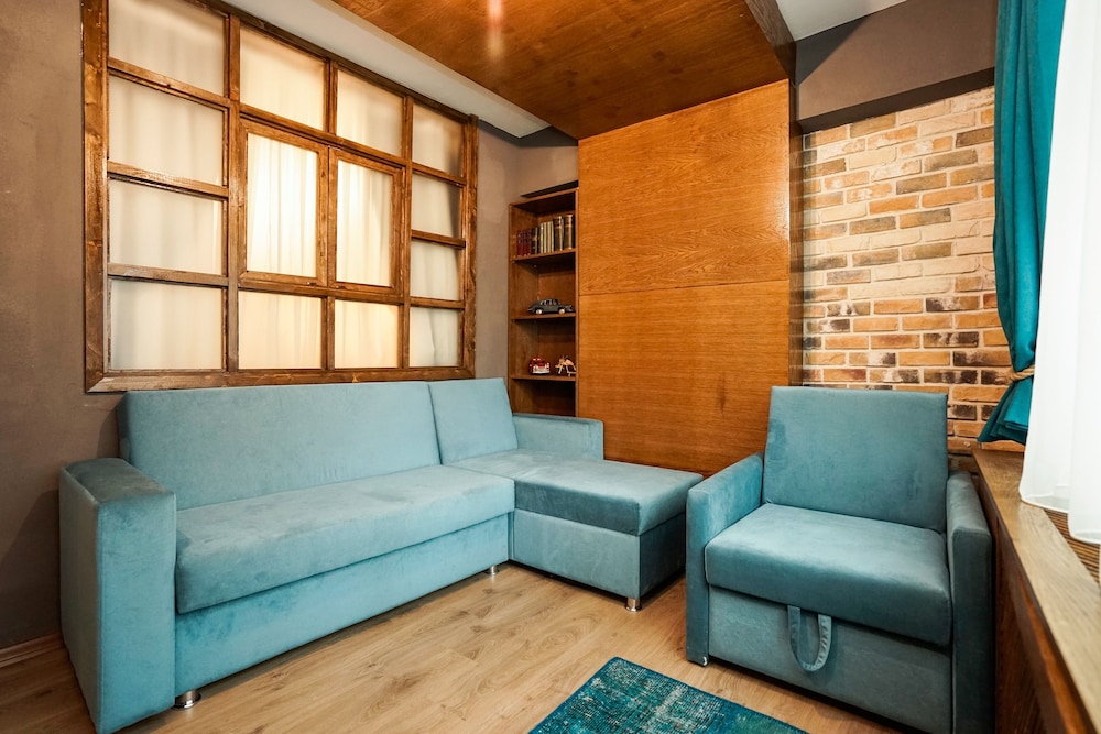 Cube Suites 79/100