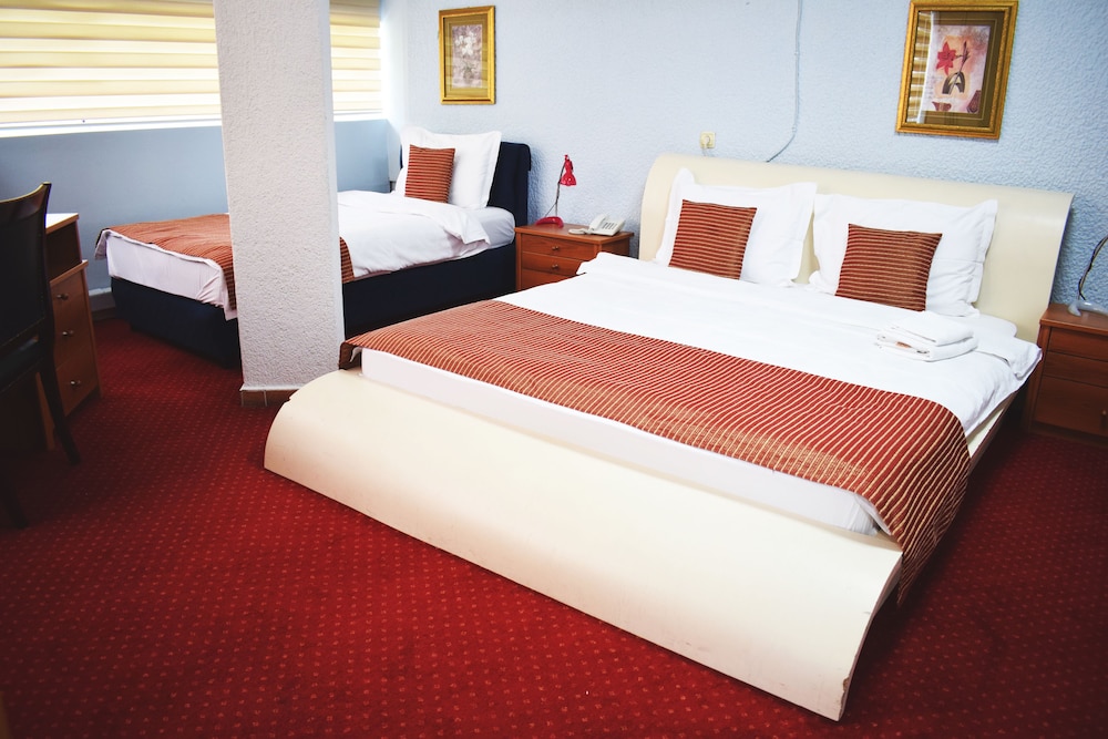 Hotel Aristocrat Fish Restaurant 28/69
