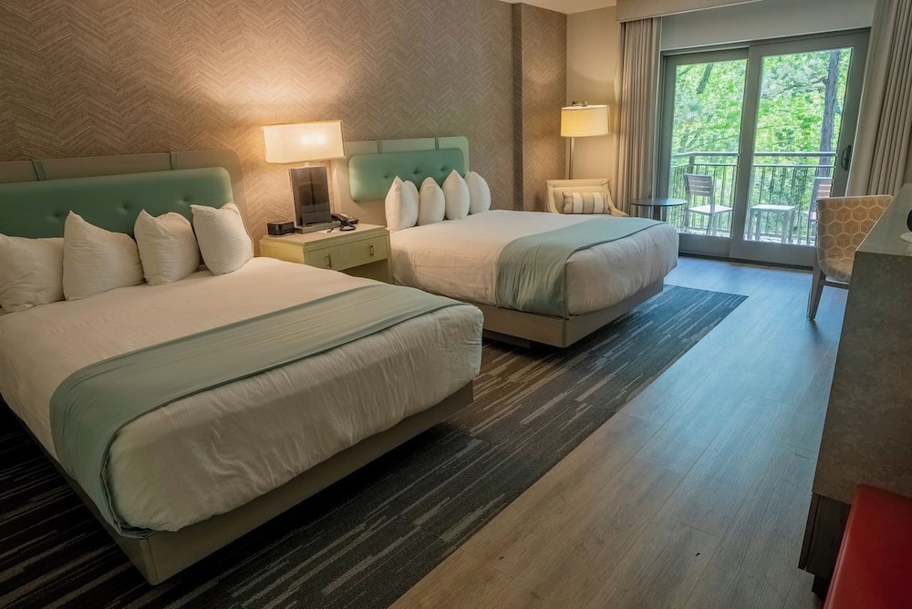 Spa, Lodge, 2 Queen Beds, Woods Side