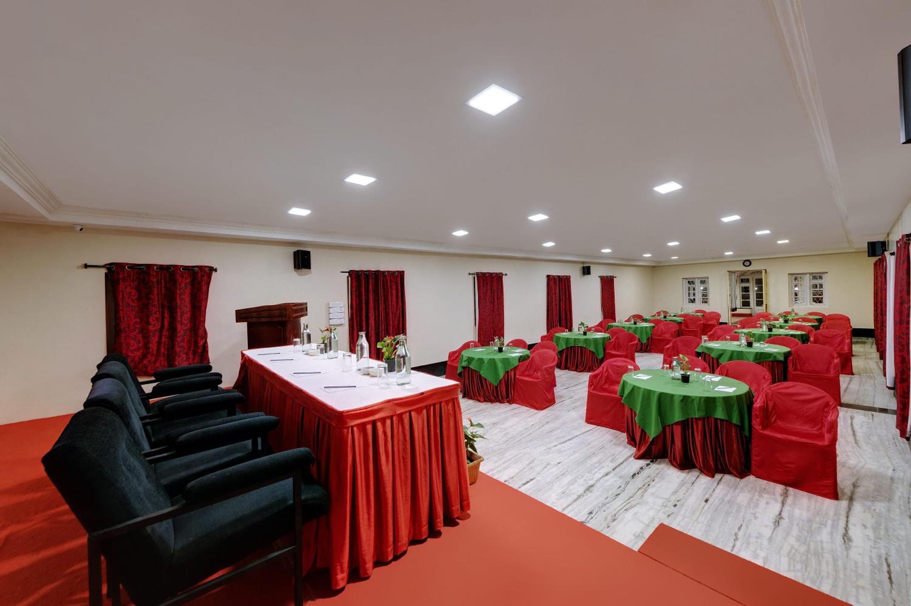 OYO Premium Golf Club Road 4/57