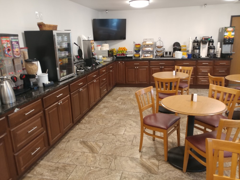 Days Inn & Suites by Wyndham Fargo 19th Ave/Airport Dome 22/26