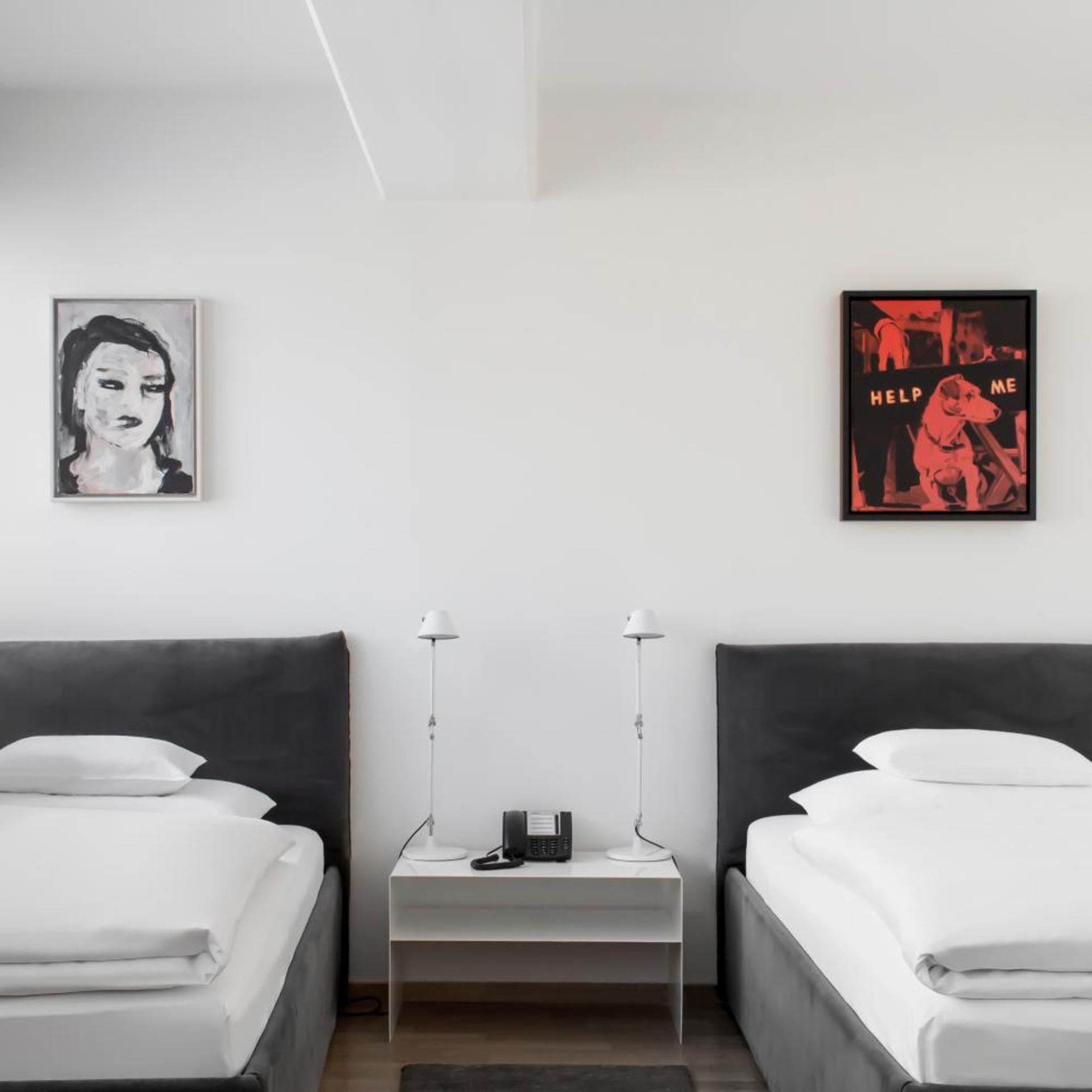 BUSINESS, TWIN BEDS