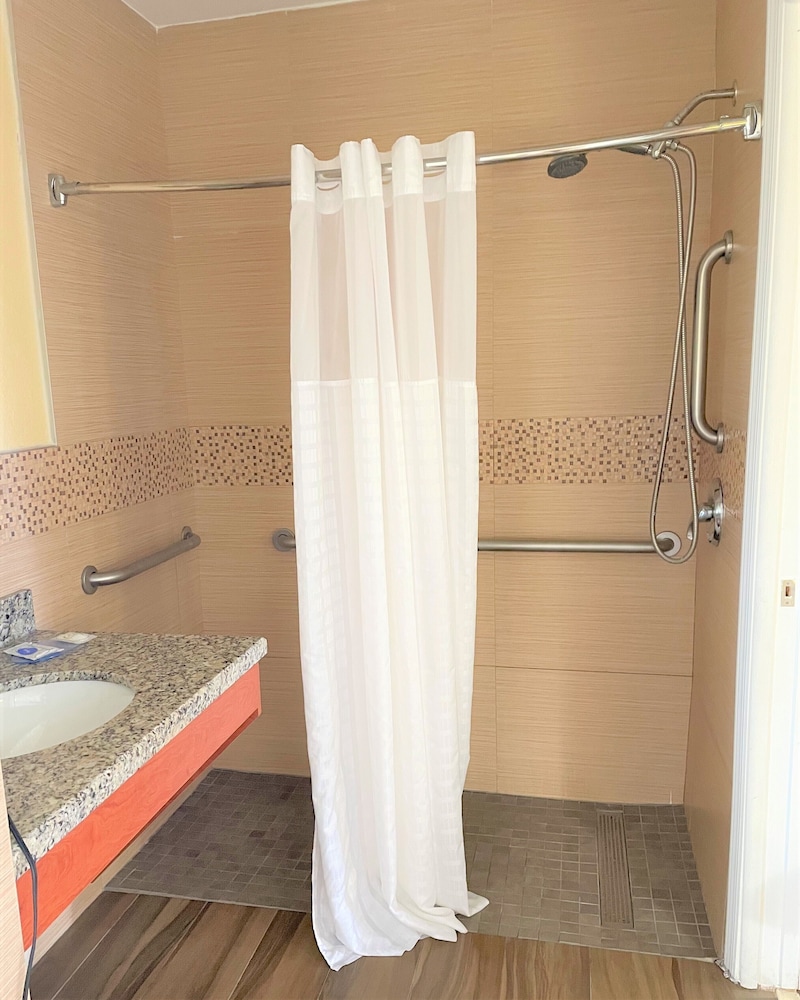 Quality Inn and Suites Airport Cruise Port Hollywood 27/55