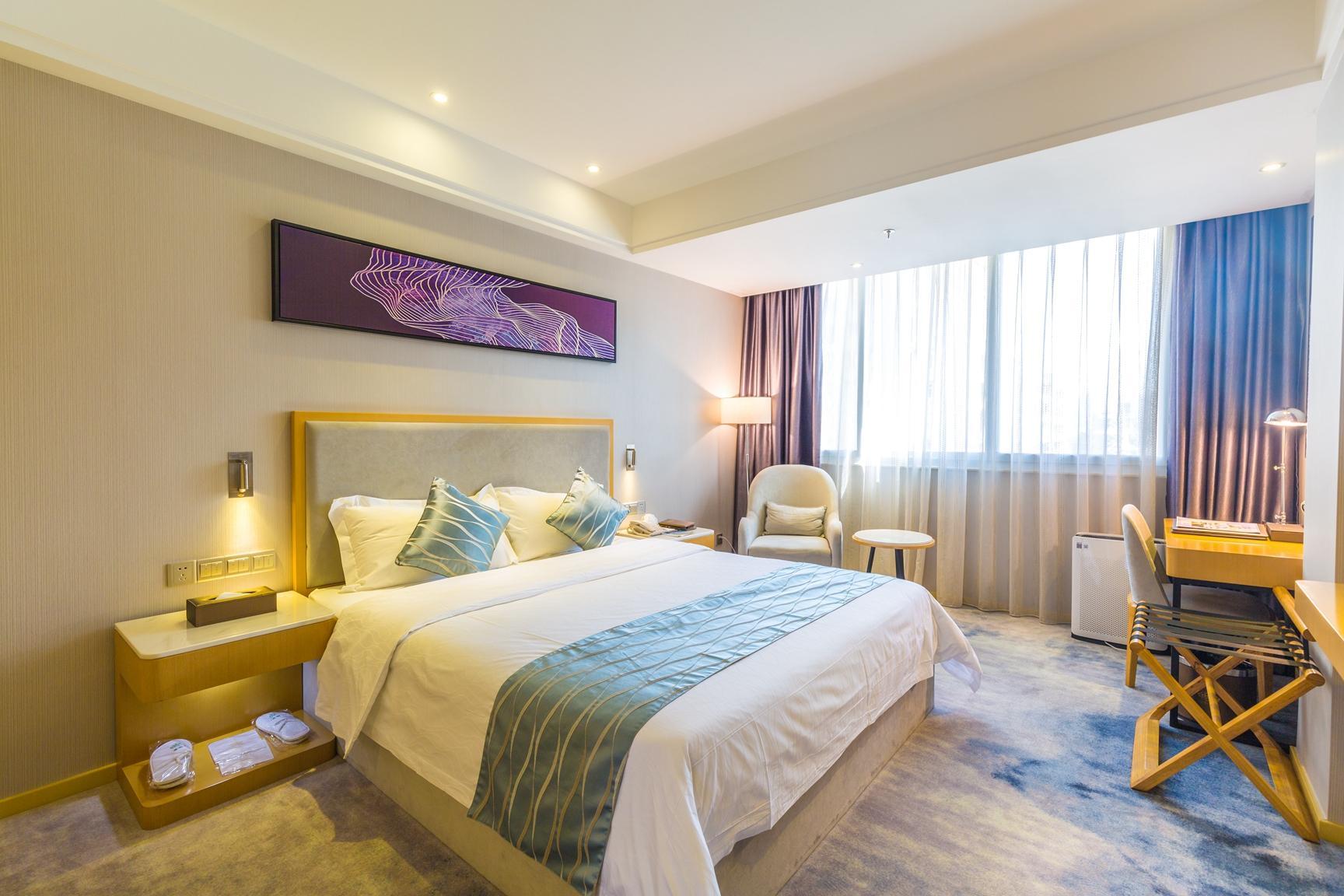 DELUXE KING BED ROOM