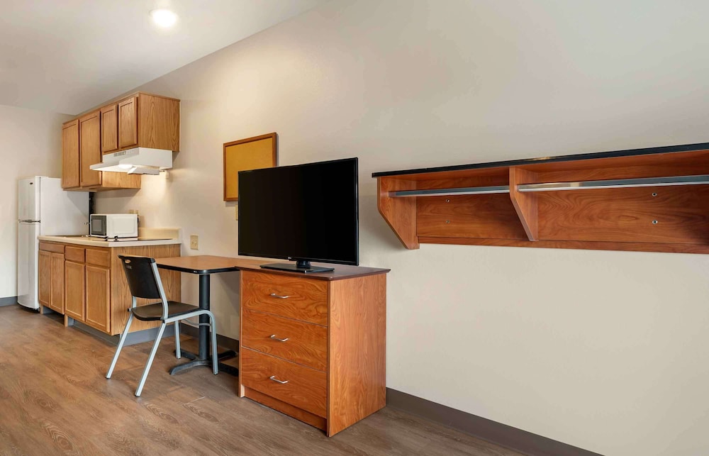 Studio 6 Extended Stay Cincinnati Sharonville OH 28/44