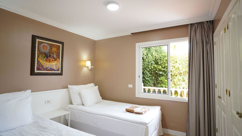 Coral La Quinta Park Suites 17/60