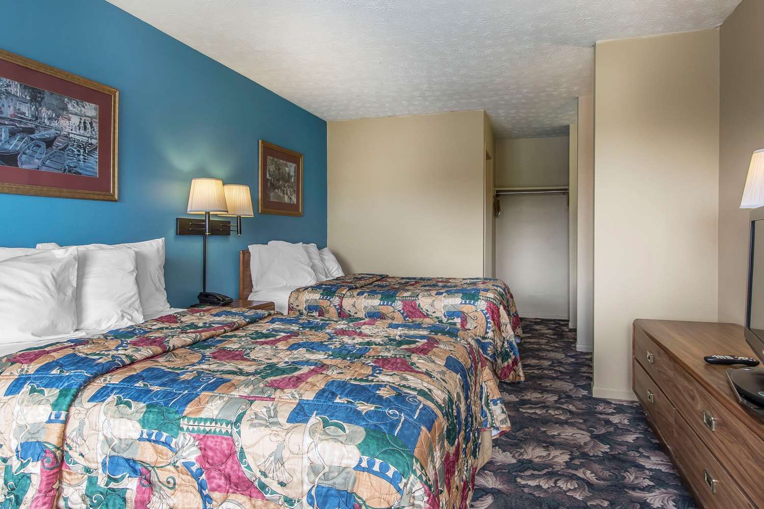ROOM, 2 DOUBLE BEDS