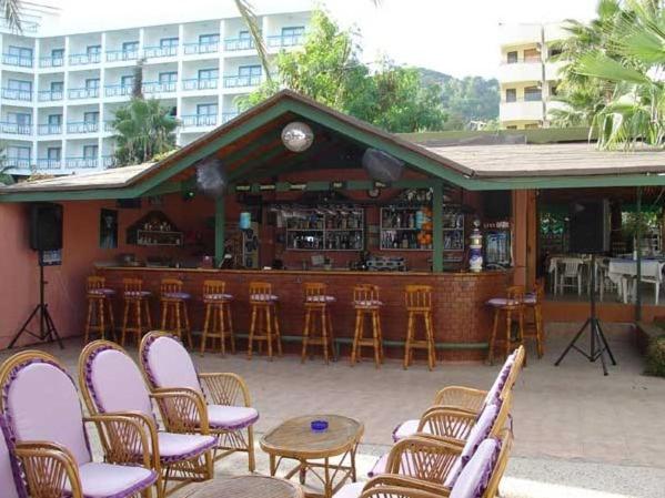 Amos Hotel 40/54
