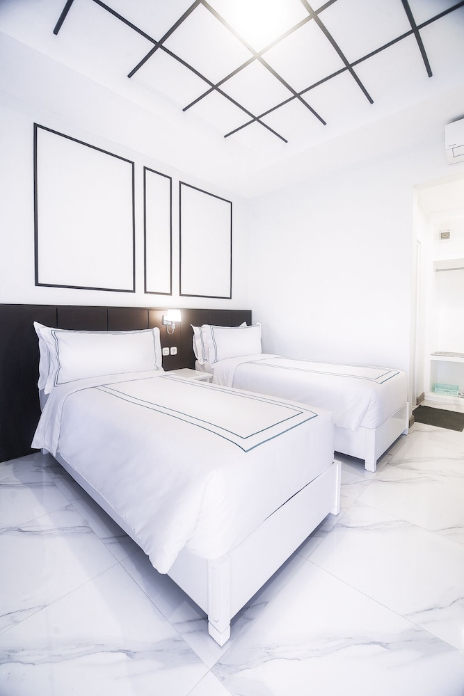 DELUXE, TWIN BEDS, GARDEN VIEW
