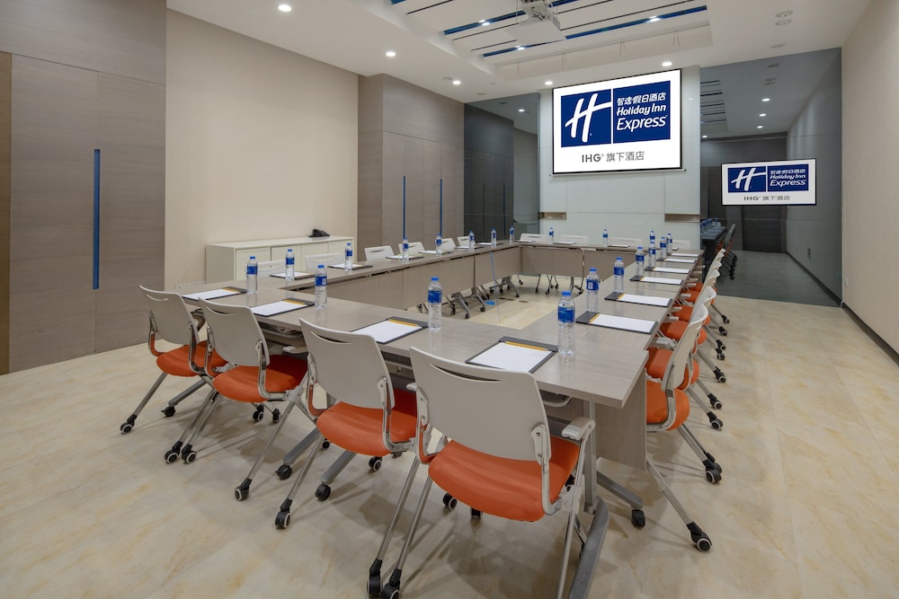 Holiday Inn Express Luoyang City Center 58/72