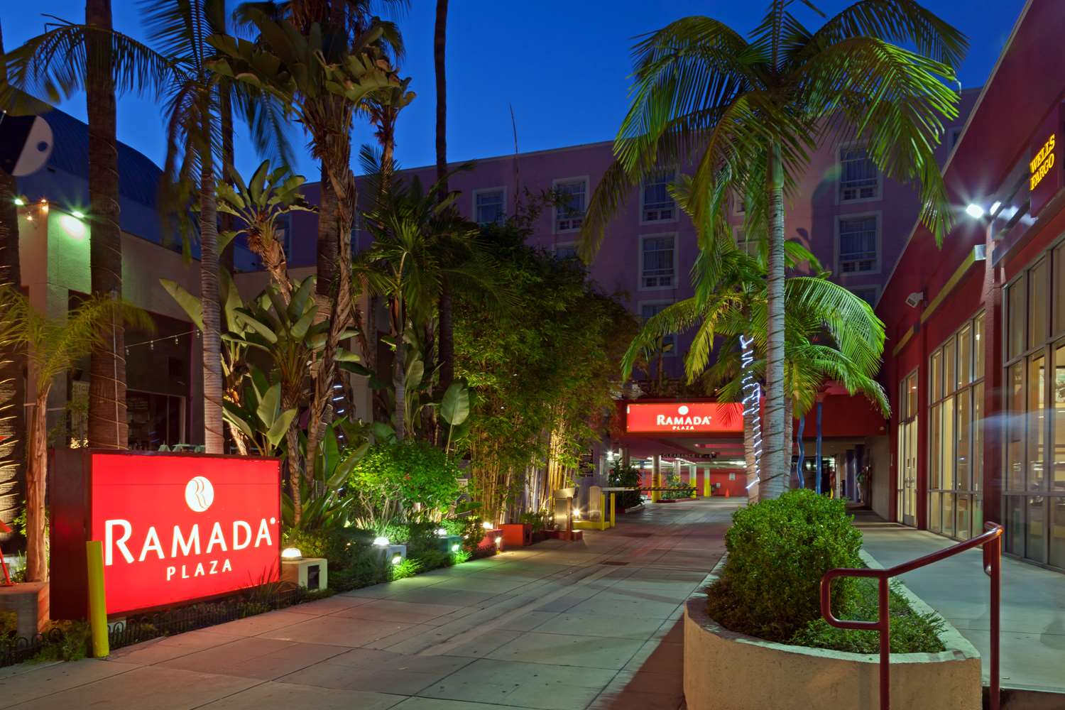 Ramada Plaza By Wyndham West Hollywood Hotel & Suites