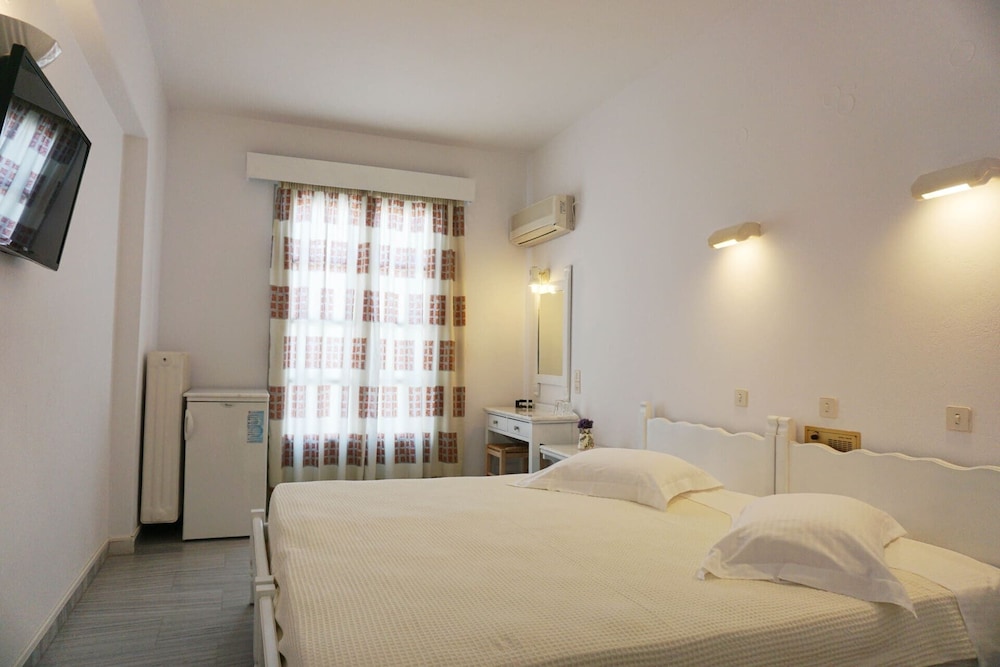 Polos Hotel Paros 22/90