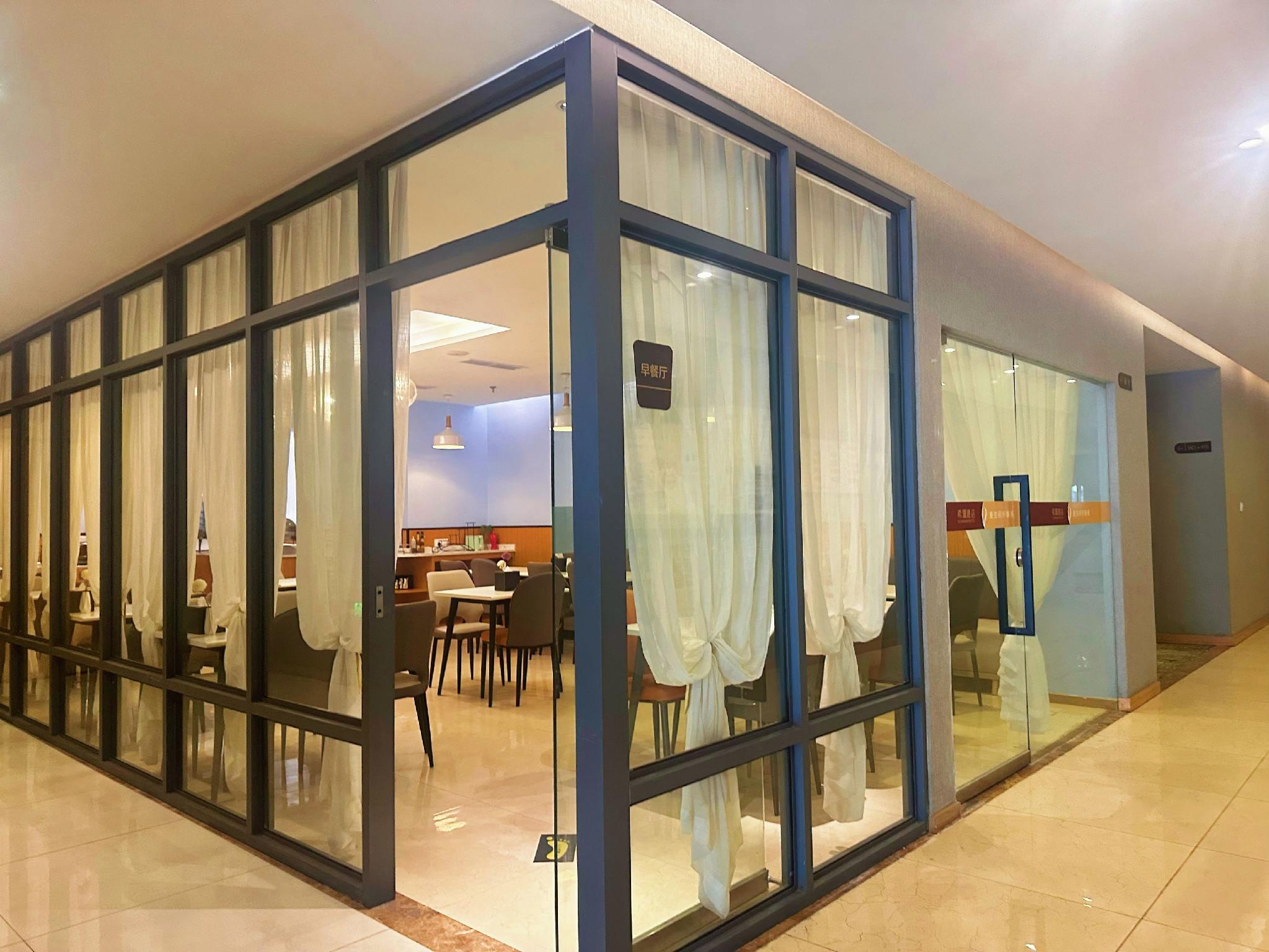 Seaman Hotel (Chongqing Jiazhou Hongqi Hegou Light Rail Station) 3/42