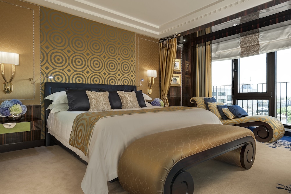 AMBASSADOR, SUITE