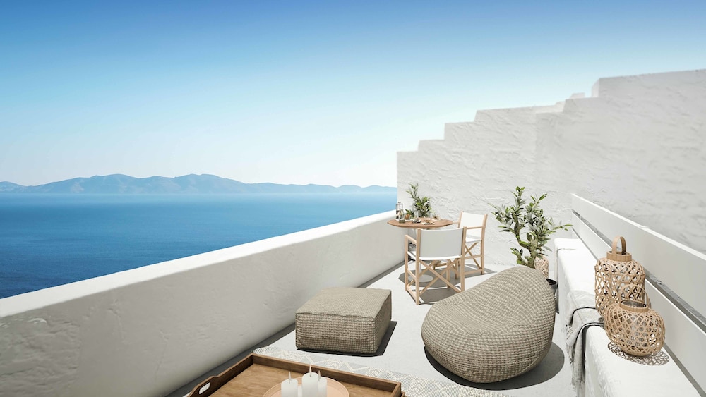 Living Theros Luxury Suites 40/50