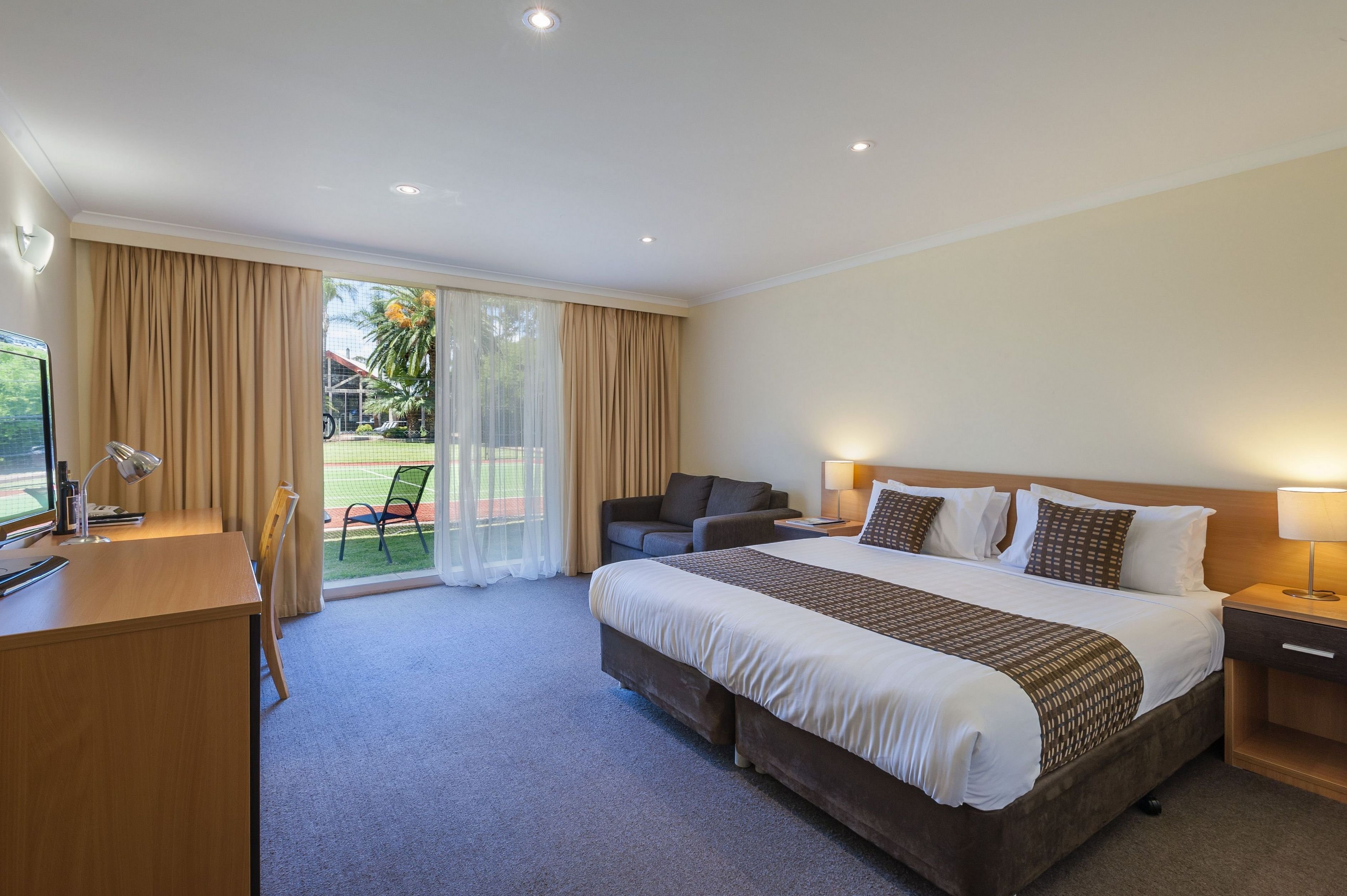 DELUXE, KING BED