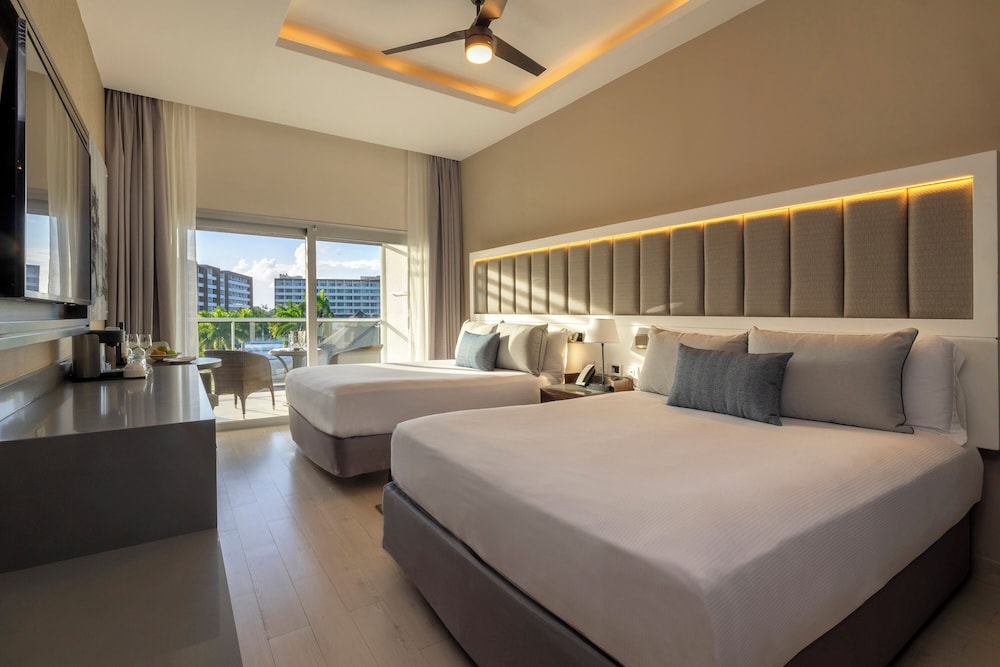 Diamond Club, Ocean, Junior Suite, Luxury, King Bed, with View, Corner