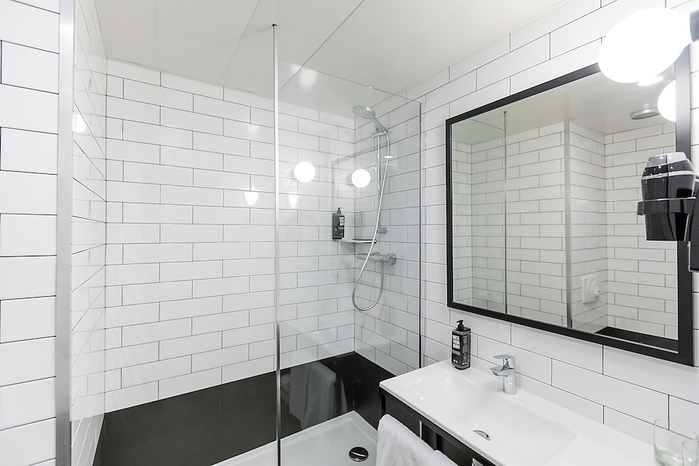 Ibis Guimaraes 70/73