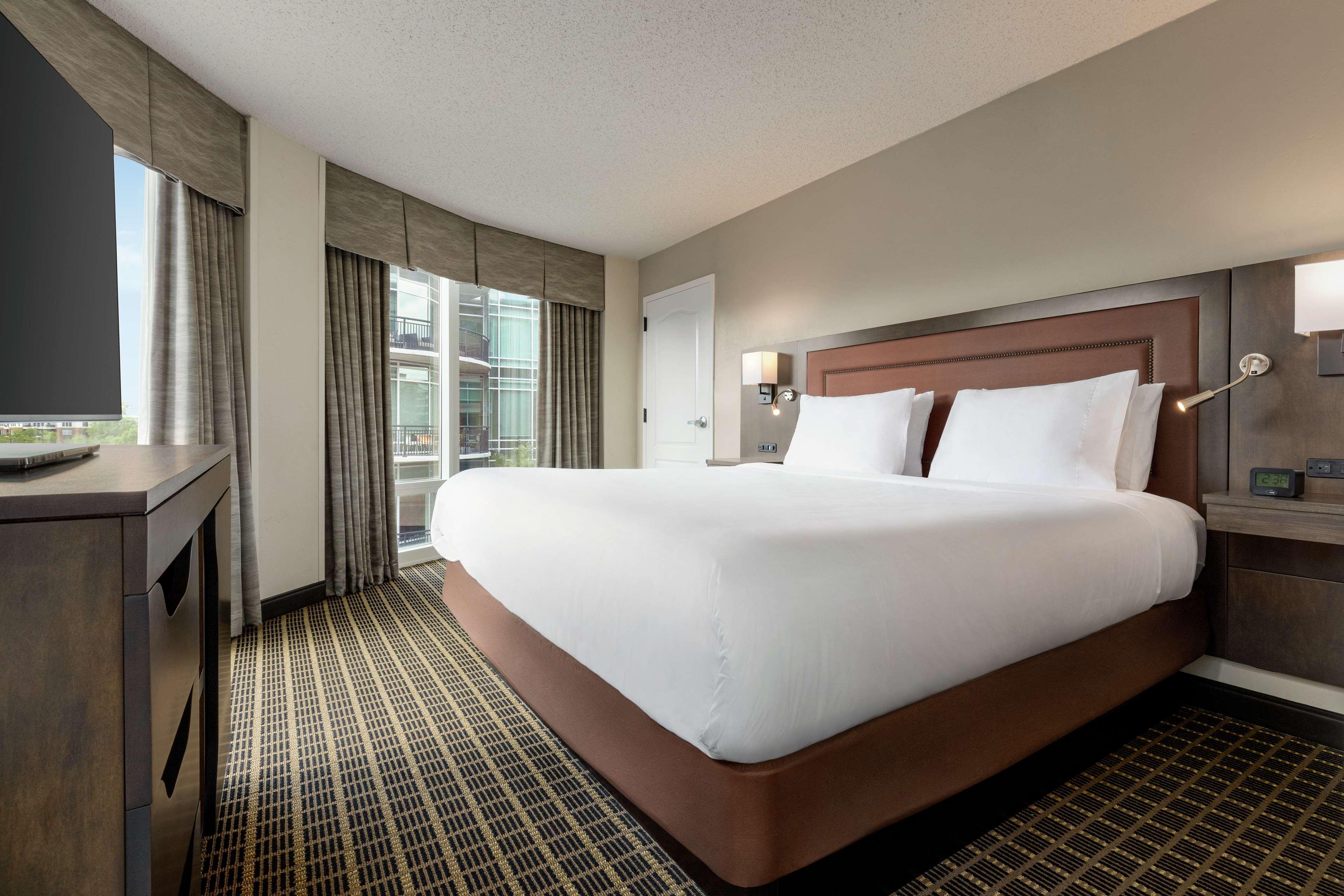 1 BEDROOM, SUITE, KING BED, BATHTUB