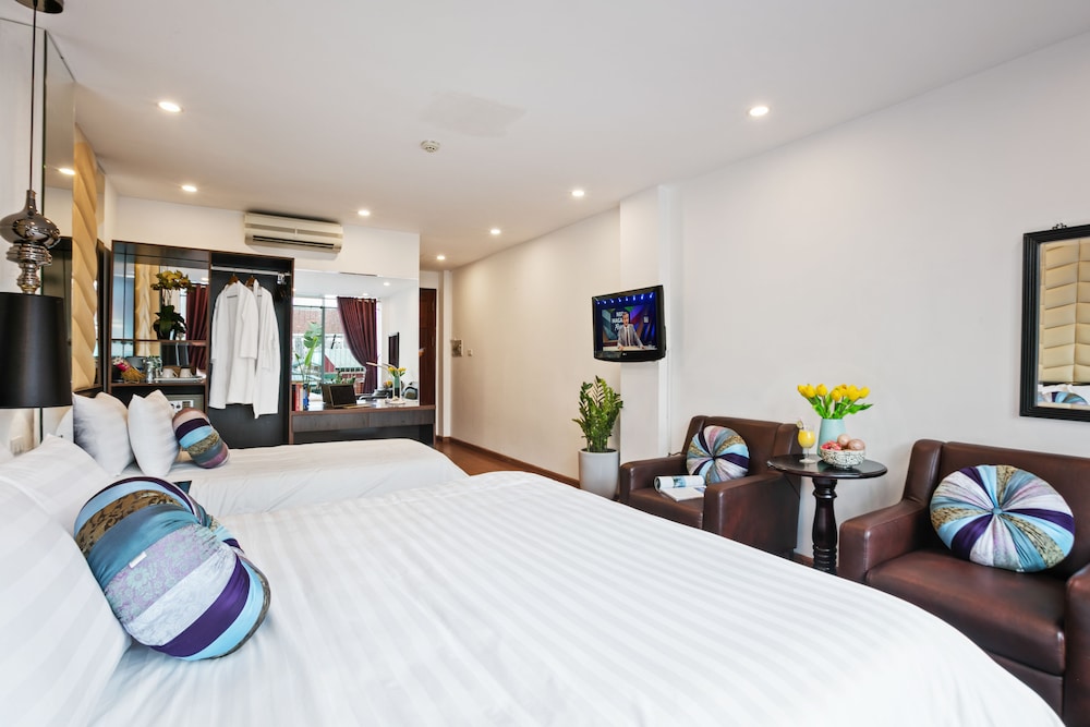 FAMILY, 2 QUEEN BEDS, CITY VIEW