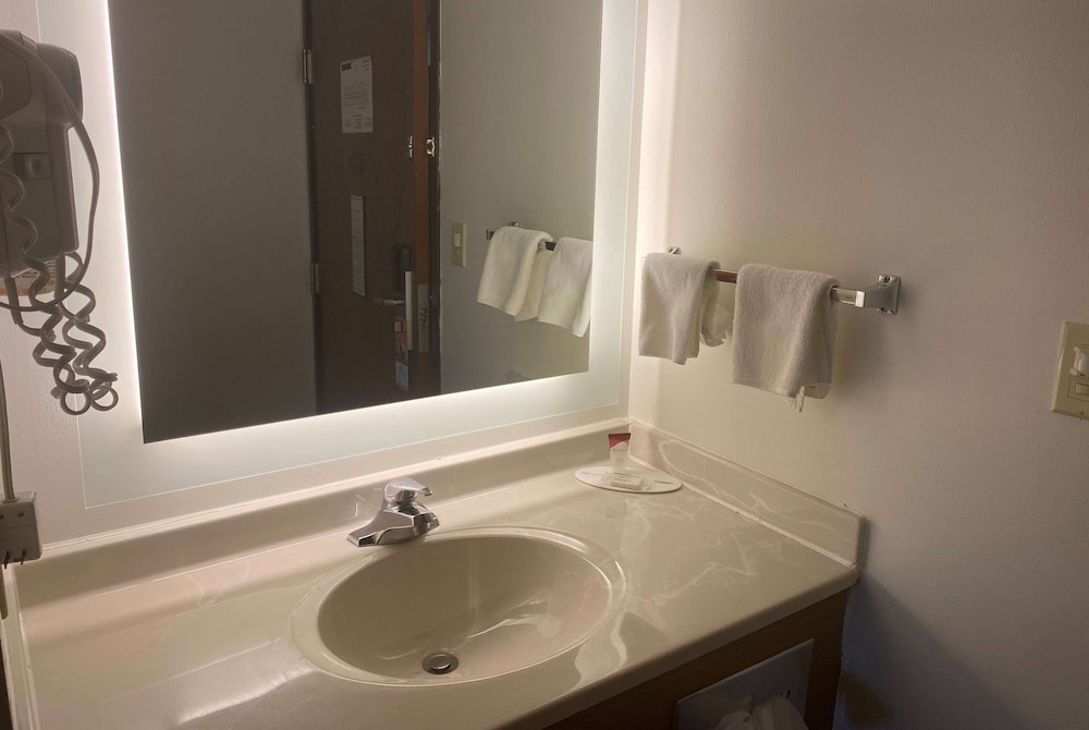 Howard Johnson by Wyndham Manteno 32/33