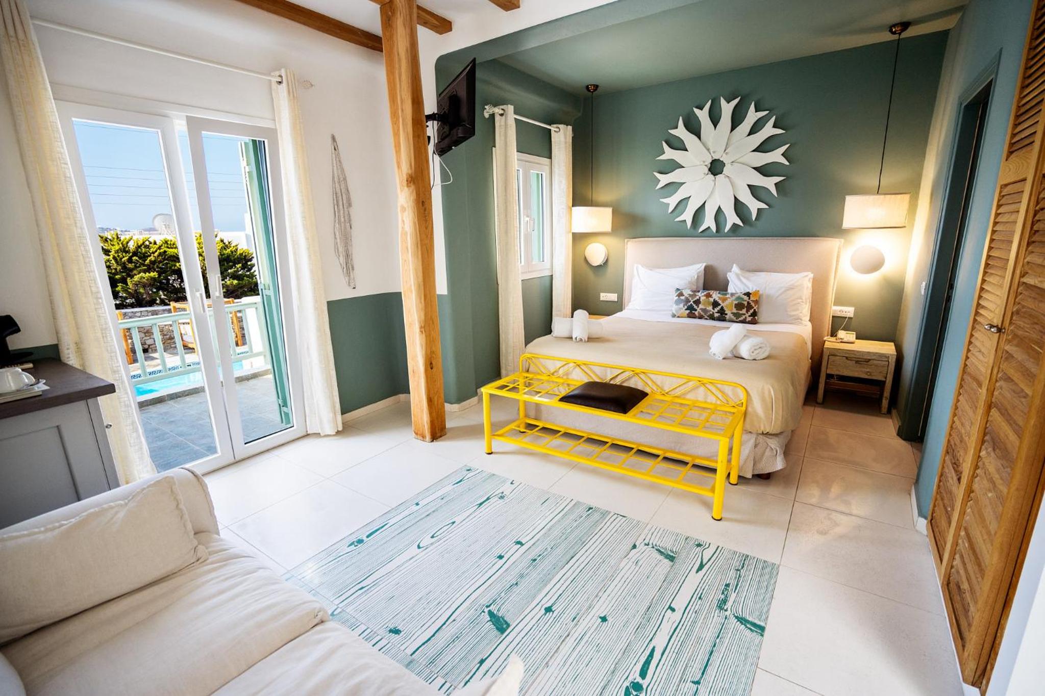 Superior, Queen Bed, Lateral Side Sea View