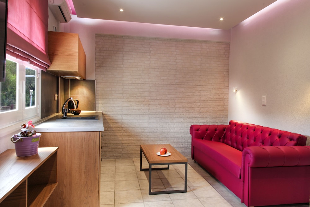 Royal Hotel and Suites 33/49