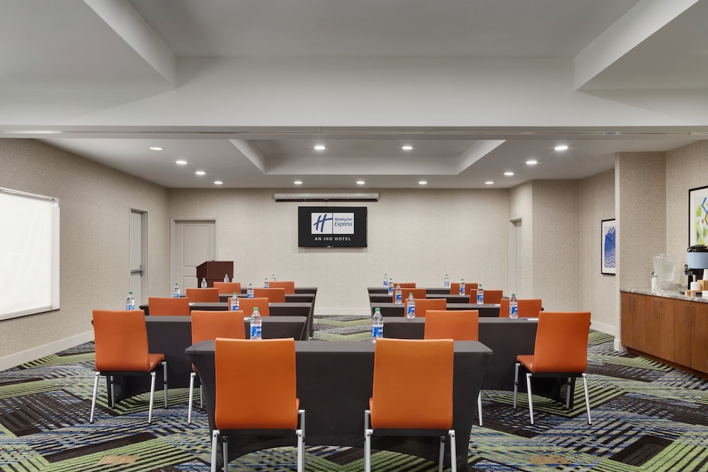 Holiday Inn Express Hotel Suites Searcy 37/50