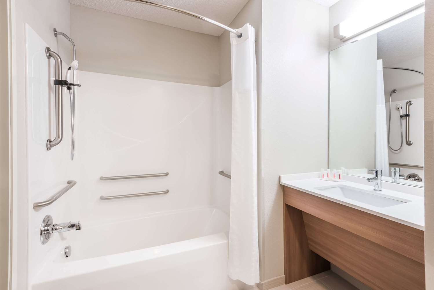 Microtel Inn And Suites By Wyndham New Martinsville 27/29