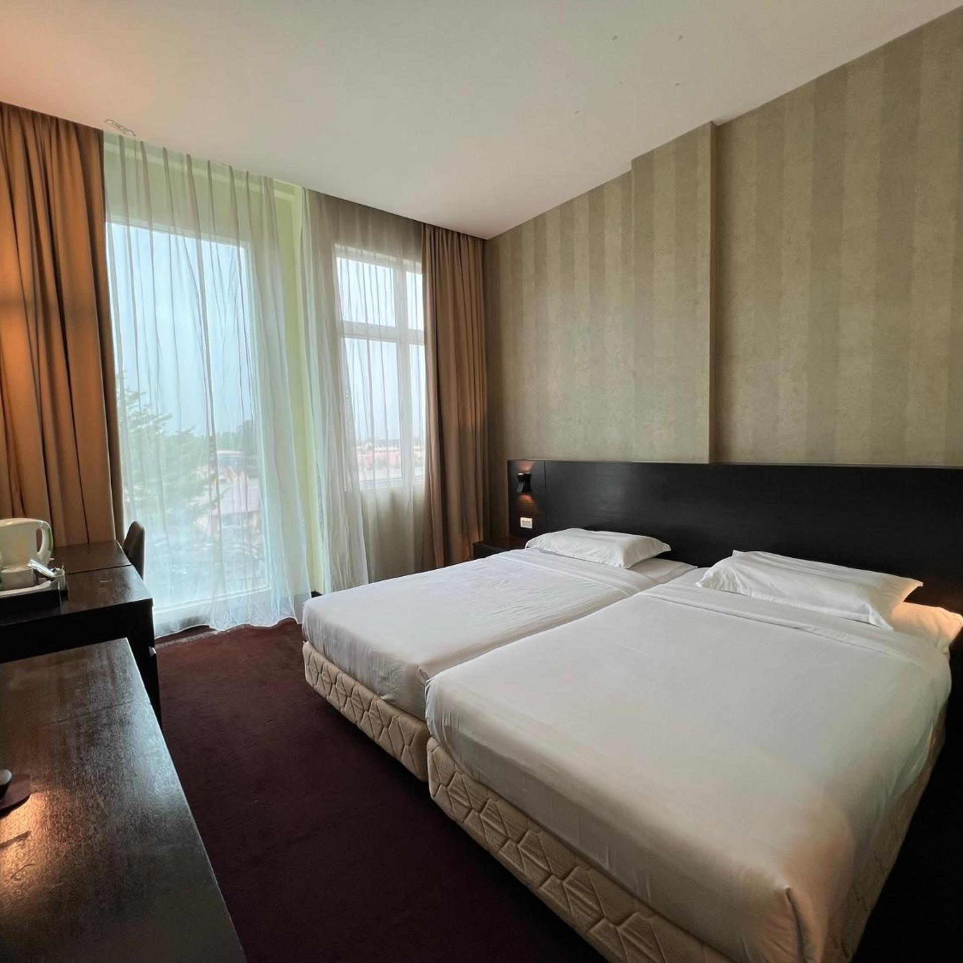 Hollywood, Superior, Twin Beds