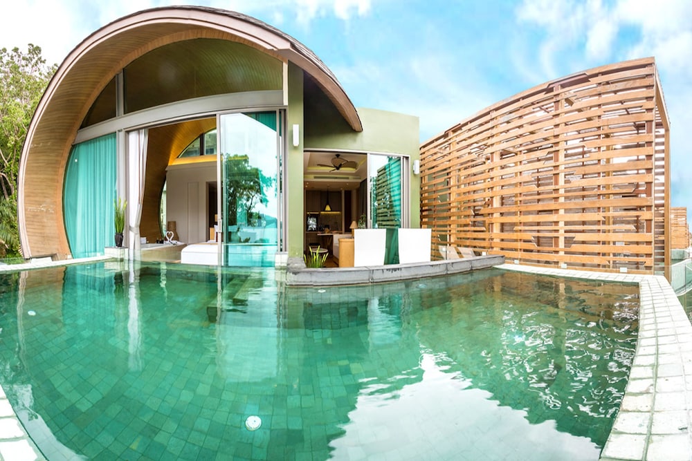 Crest Resort and Pool Villas 30/50