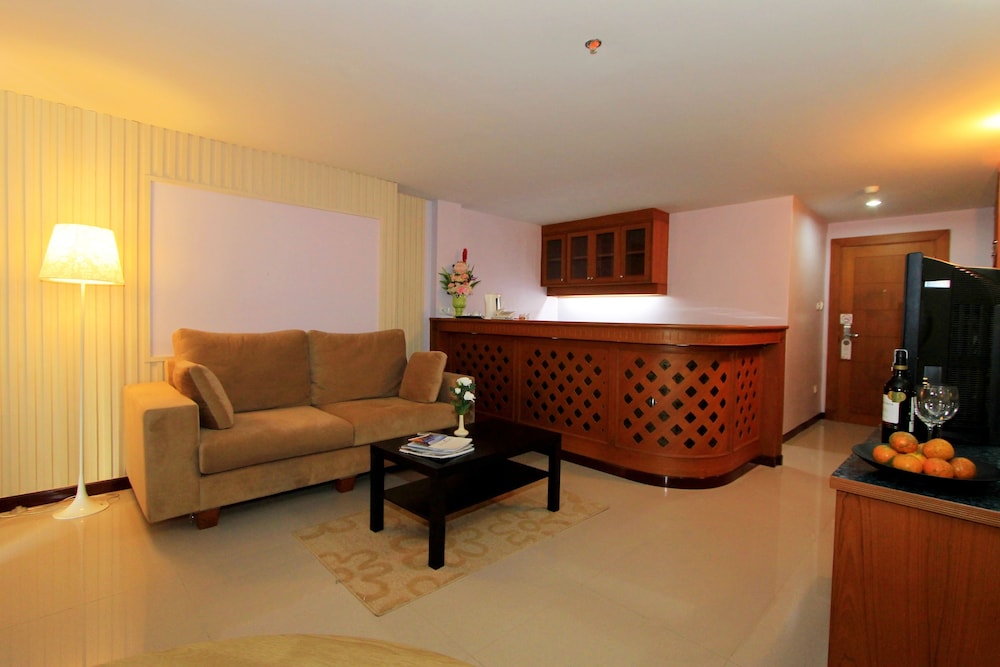 Convenient Grand Plus Hotel Suvarnabhumi 32/44