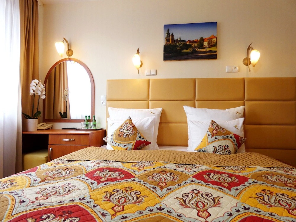 SUPERIOR, DOUBLE OR TWIN BED, KITCHENETTE