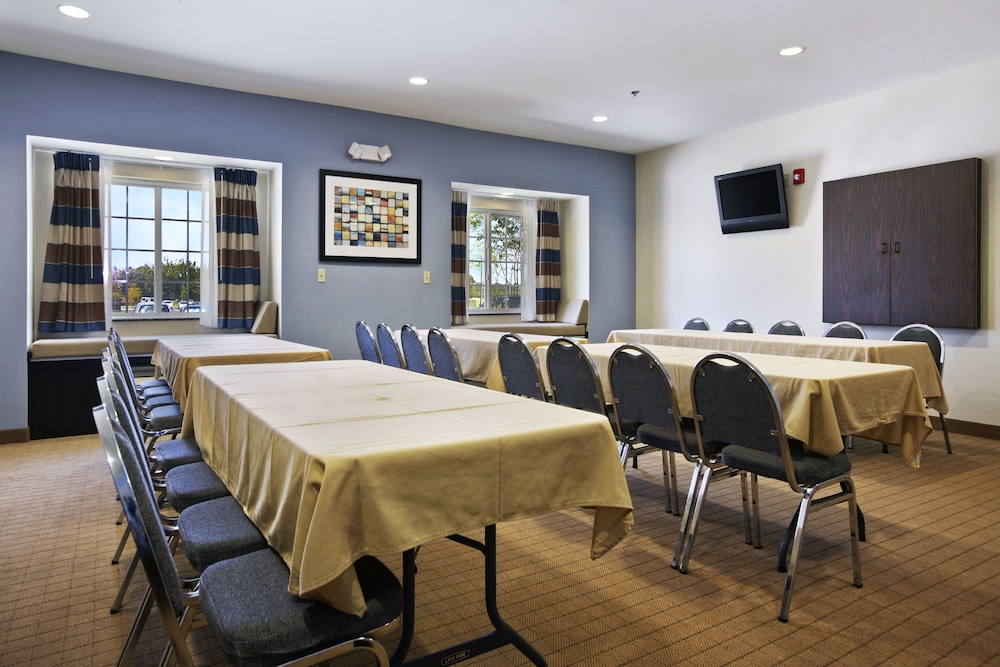 Microtel Inn And Suites Baton Rouge Airport 20/27