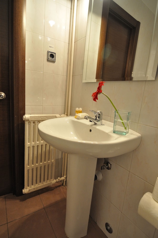 Hostal Ballesta 59/69