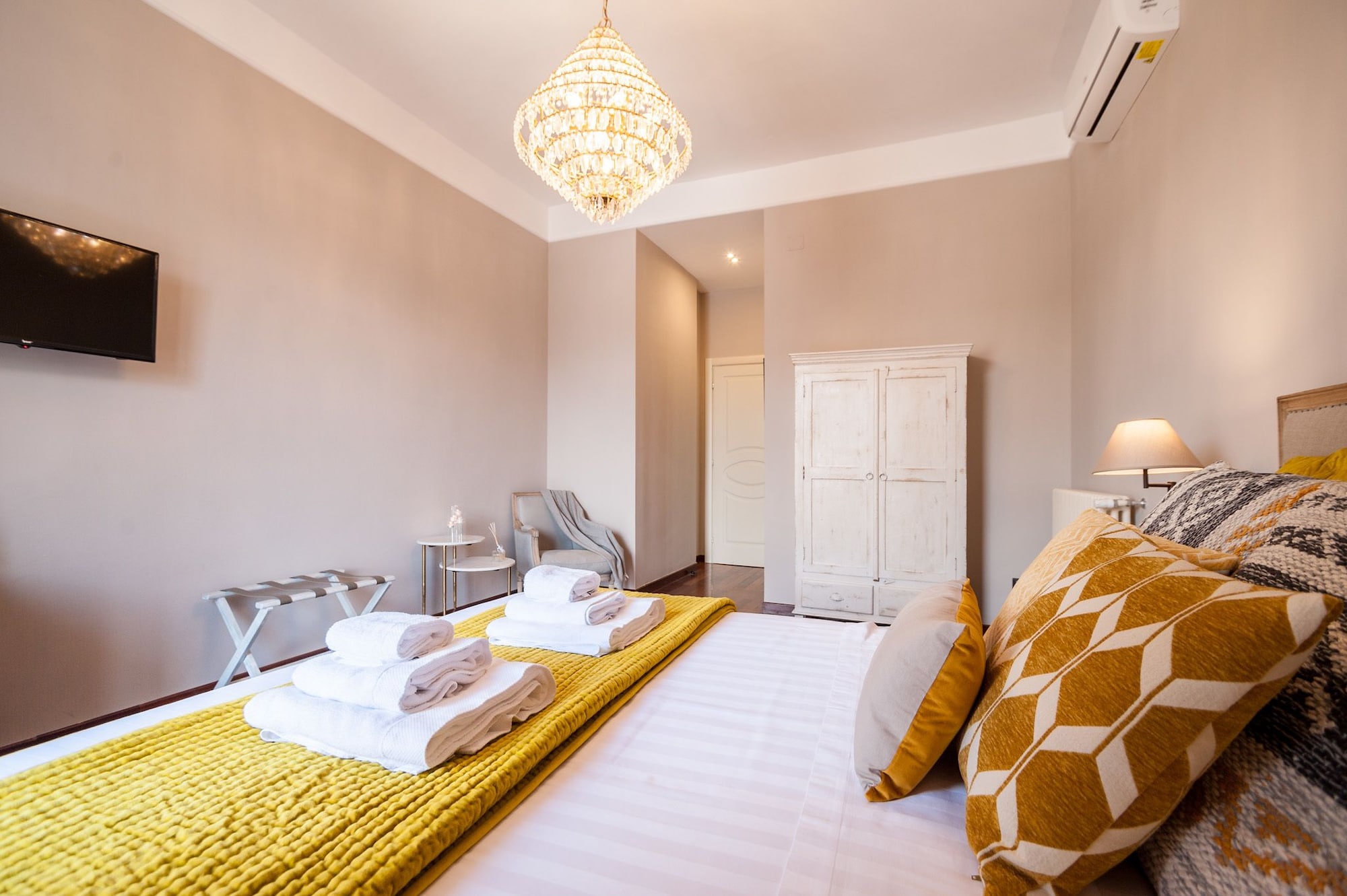 LUXURY, TRIPLE, MULTIPLE BEDS, CITY VIEW