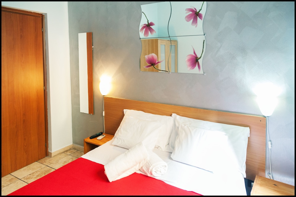 Roman Holidays Hostel 2/50