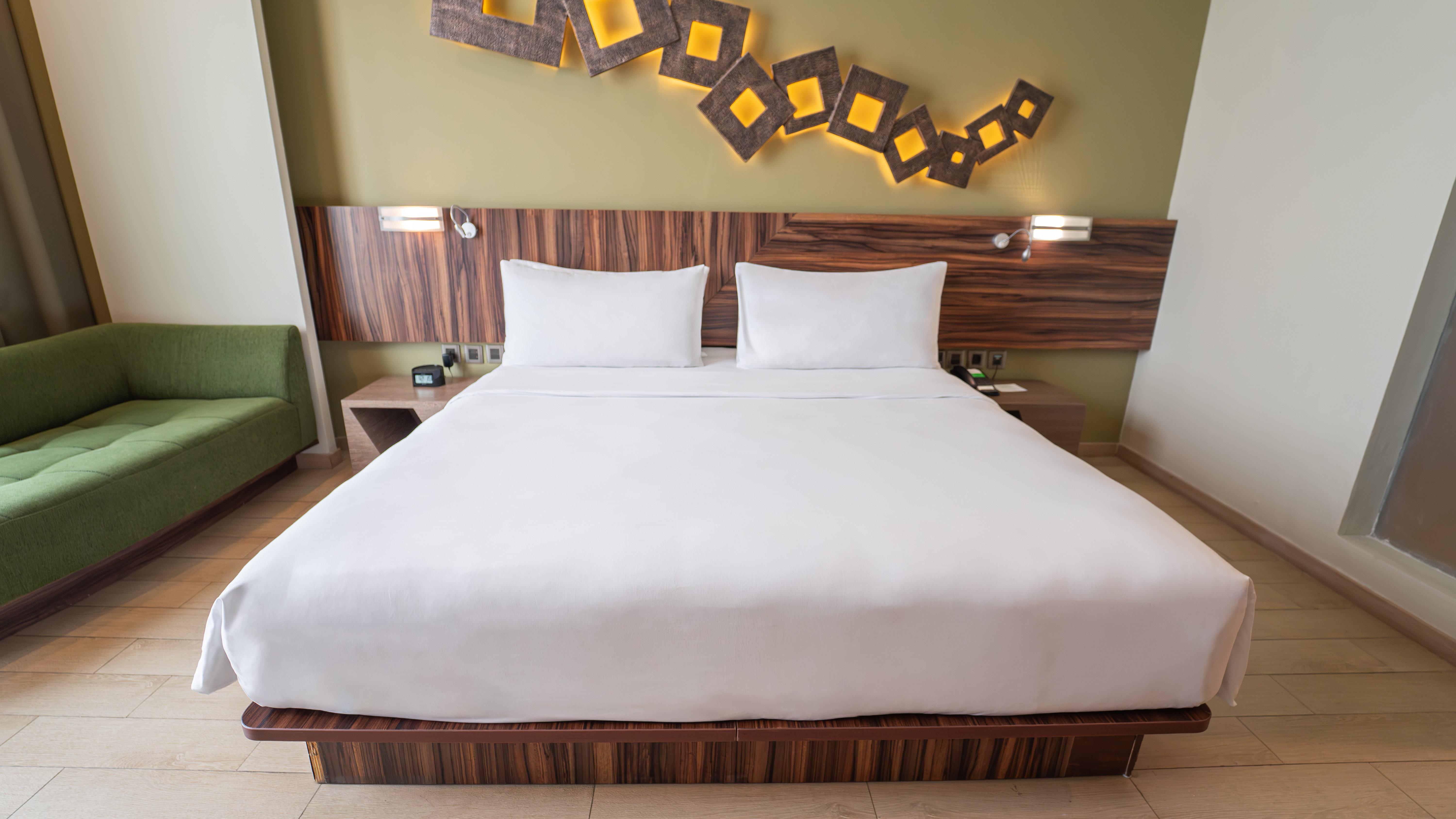 Standard, King Bed, Pool View, Bathtub, Smoking, Holiday Inn Cikarang Jababeka 3/4