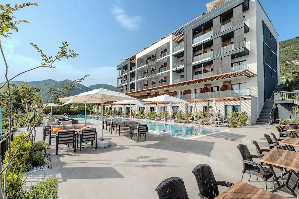 Montenegro Lodge 2/50