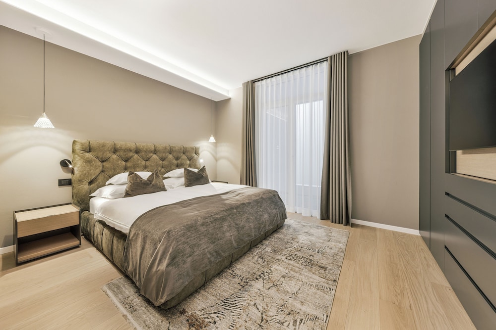 4 BEDROOMS, CITY, VILLA