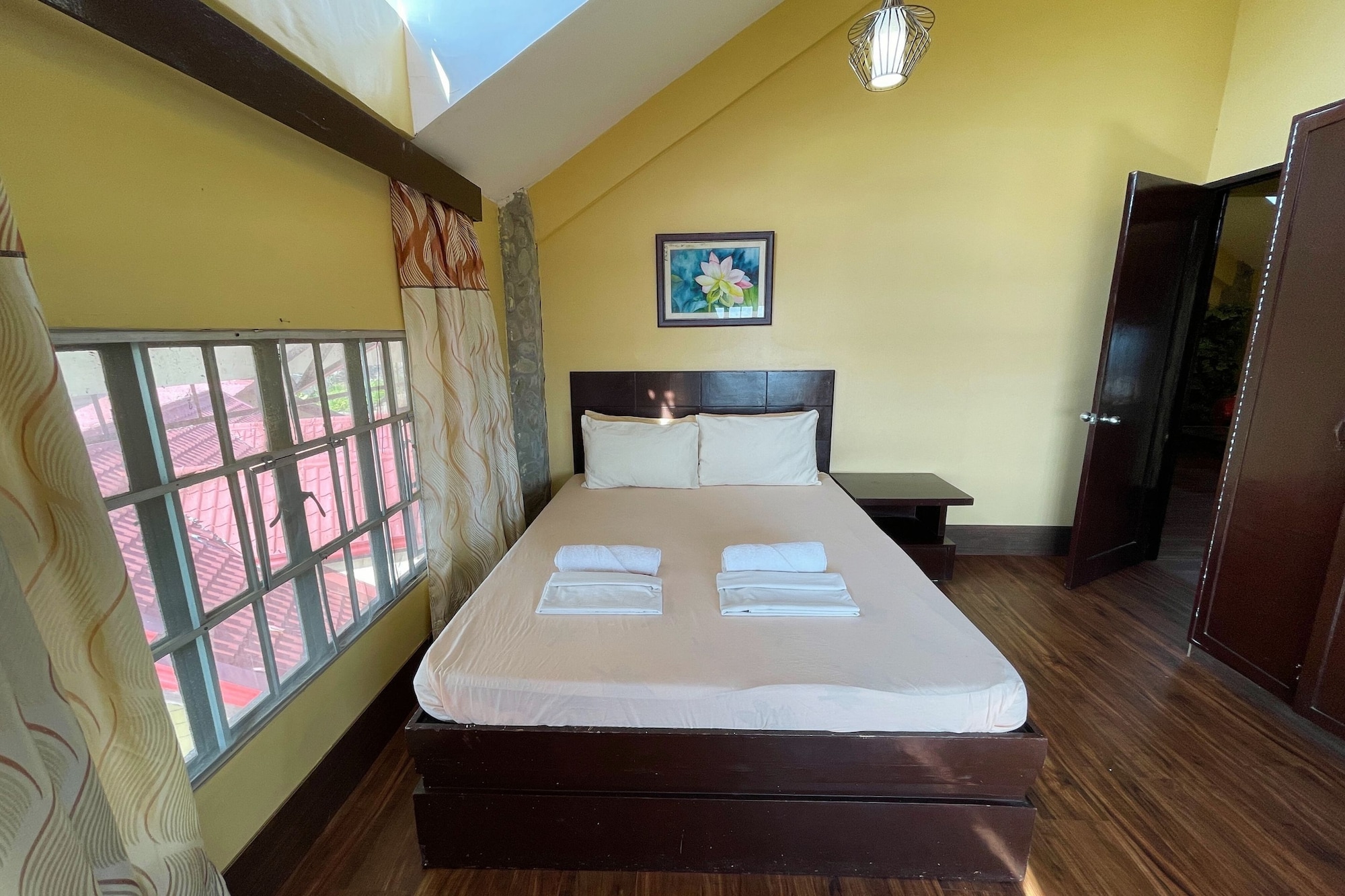 Family, 1 Double and 4 Single Beds