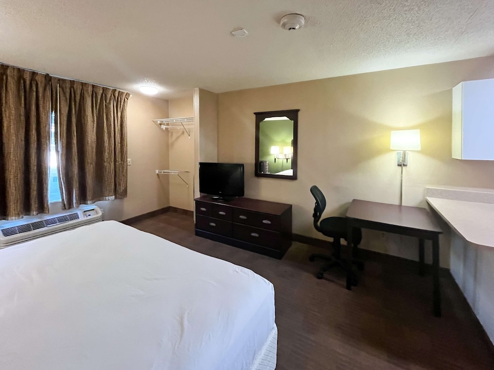 STANDARD, QUEEN BED, KITCHEN