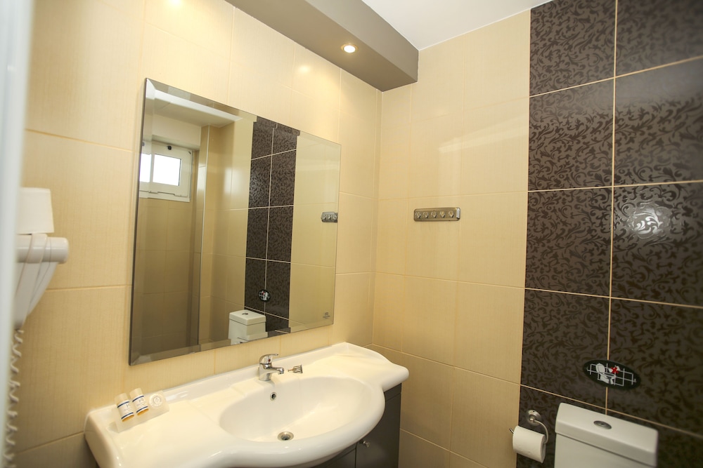 Royal Hotel and Suites 47/49