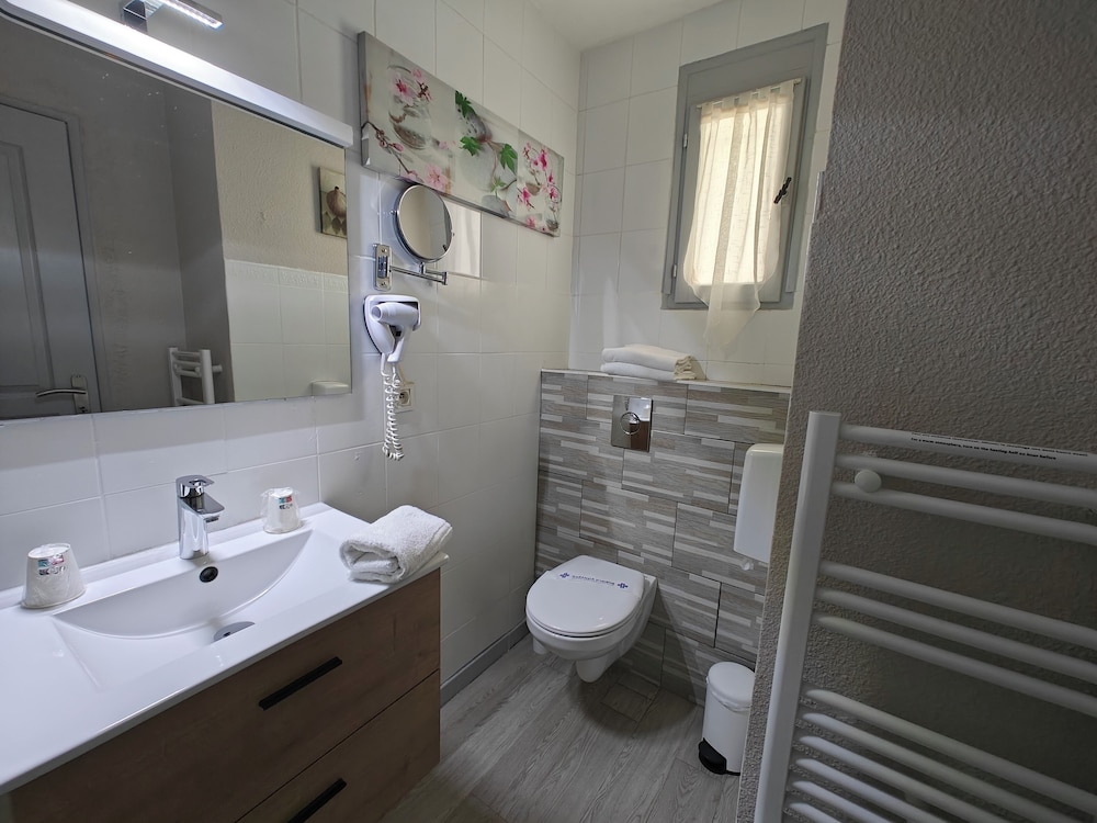 Auberge Des Pins 38/42