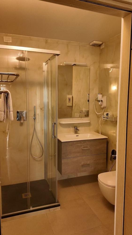 BRIANZA HOTEL 68/68