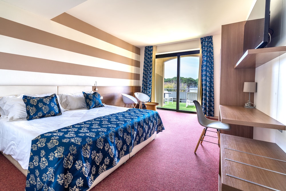 DELUXE, DOUBLE OR TWIN BED, LAKE VIEW