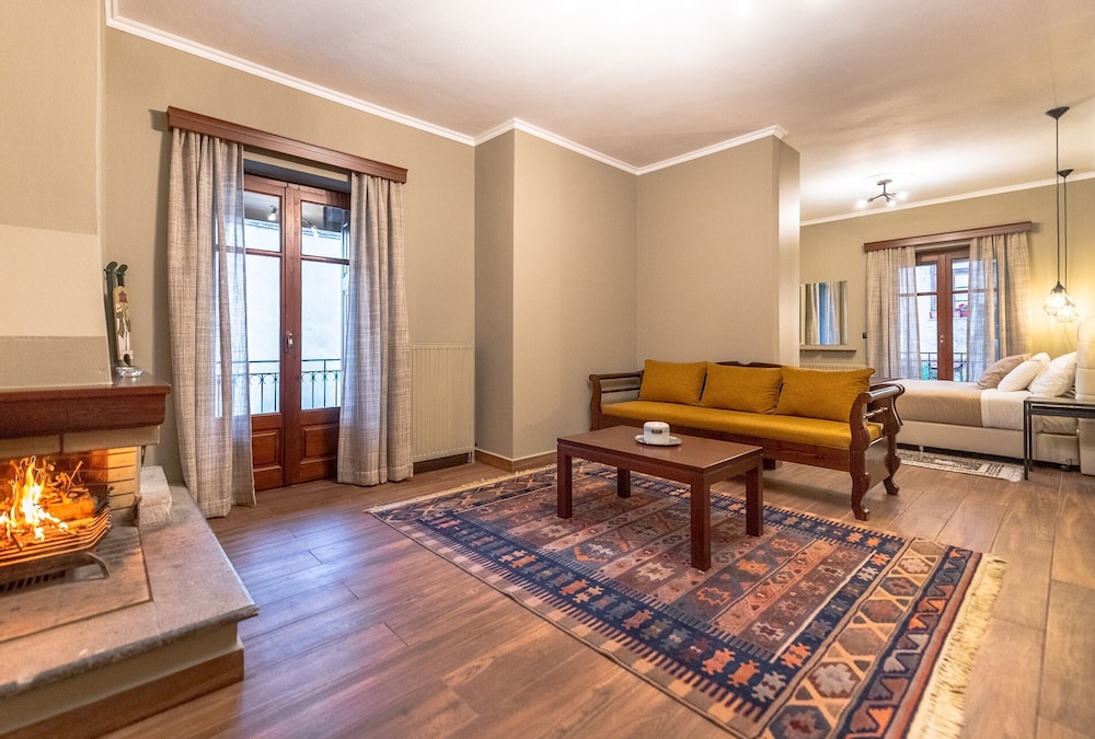 Ef Zin Studios and Suites 30/43